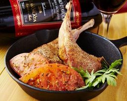 【贈り物、パーティー向け I Lamb Youセット】肩ロース200g、ラムランプ200g、ラムしゃぶ200g、ラムチョップ2本、タレ付きラム肉200g、ロッヂのタレ(大)、ロッヂのポン酢(小)、ロッヂのデュカ、燻製ホタテのオイル漬け、切り干し大根のキムチ。(3~4人前)